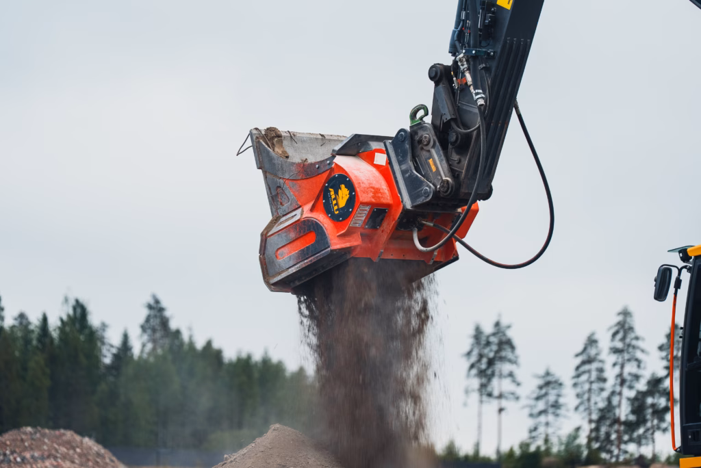 The ALLU Concrete Bucket crushing and screening concrete on a jobsite in Finland.