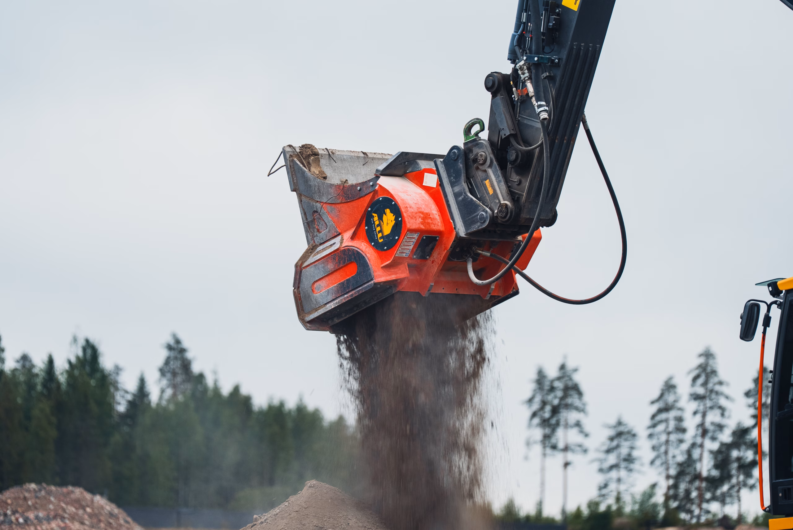The ALLU Concrete Bucket crushing and screening concrete on a jobsite in Finland.