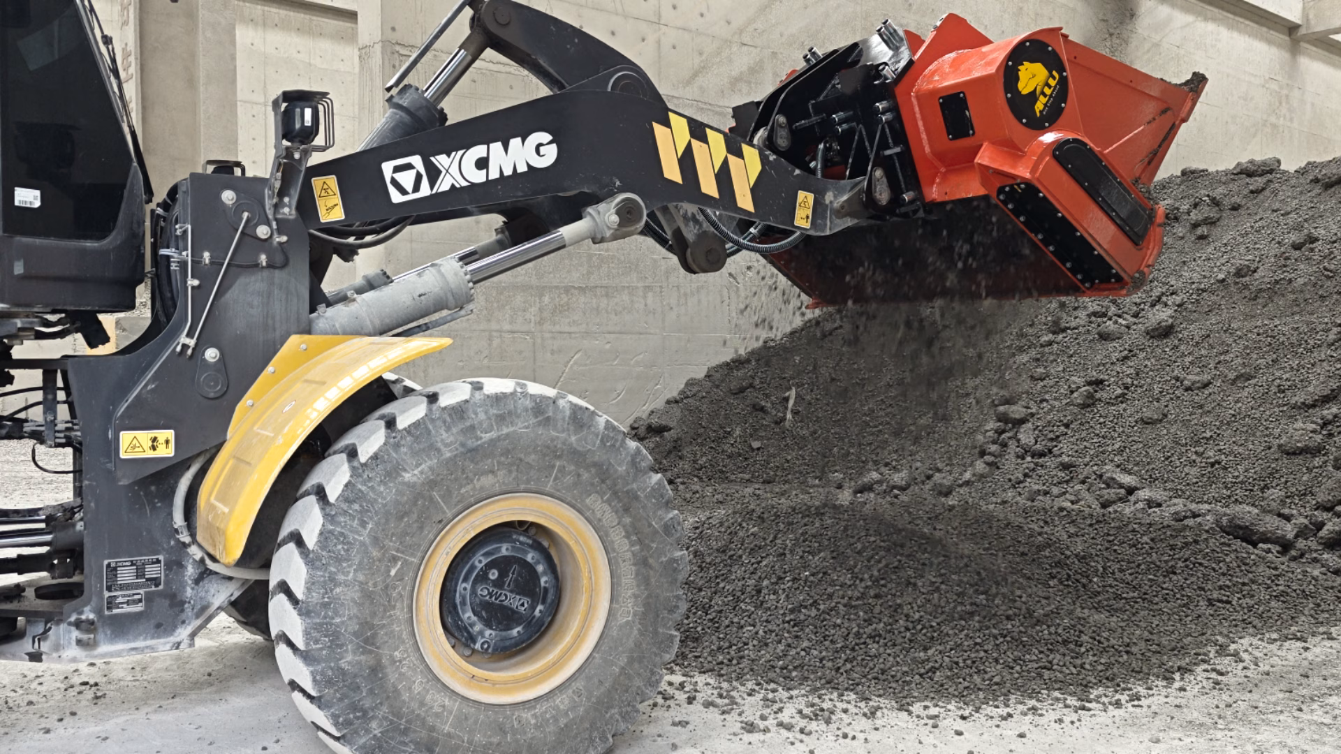 The ALLU DH 3-23 TS25 screening bucket is used for pre-screening milled asphalt.
