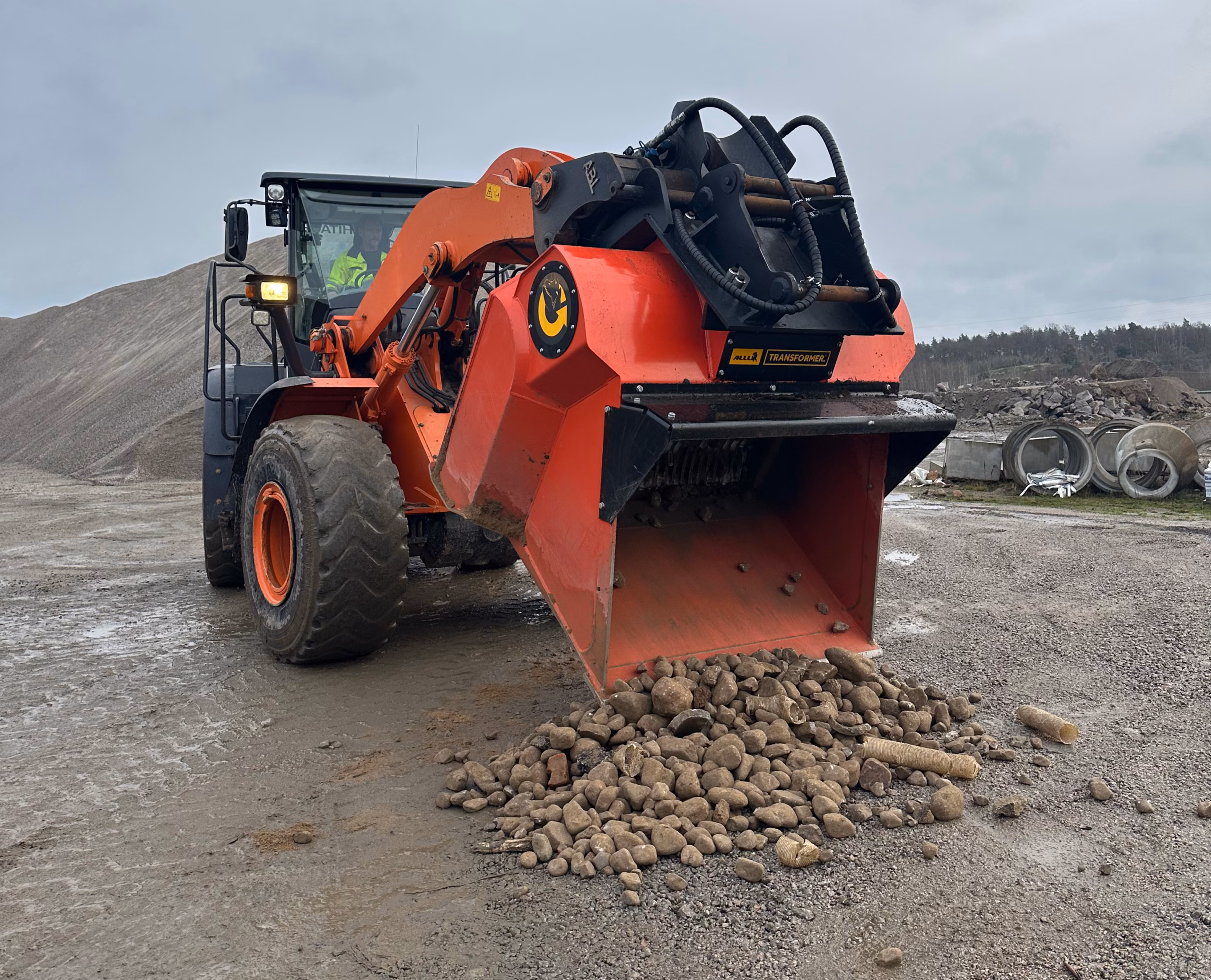 ALLU Screening Bucket processing excavated material on-site at Garnborns Åkeri & Maskin AB’s recycling facility.