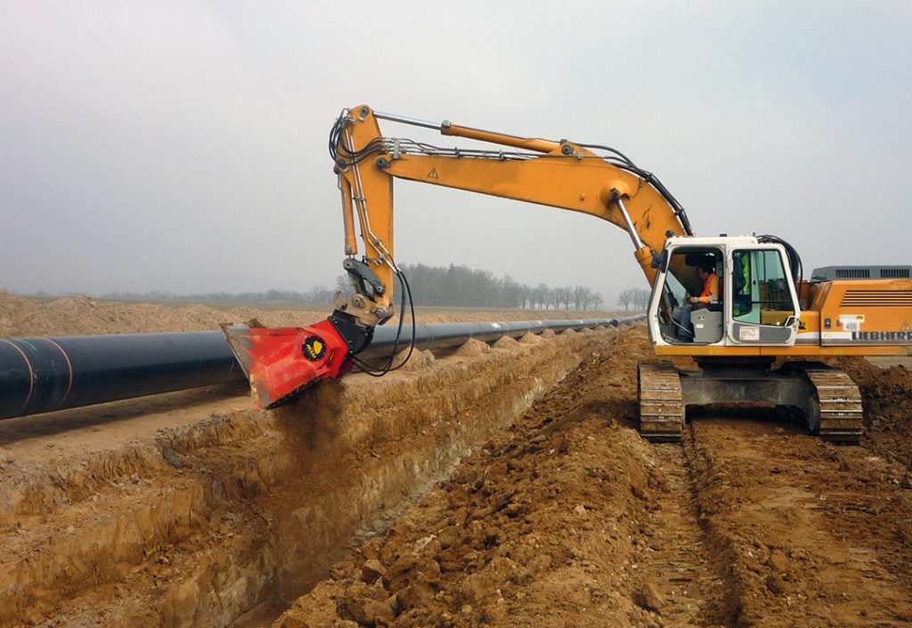 ALLU-screening-bucket-for-pipeline-padding