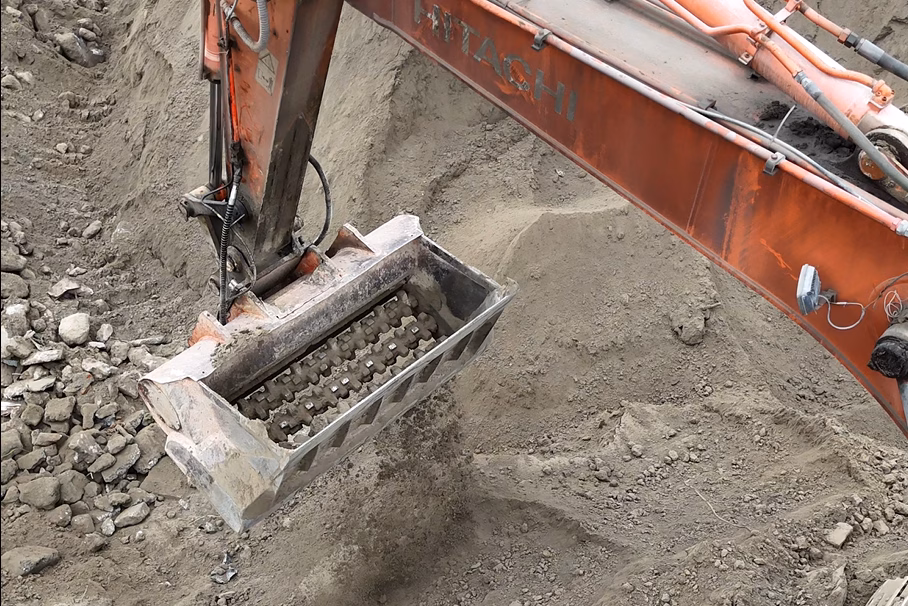 ALLU-siktskopa används till bearbetning av förorenad jord på plats.