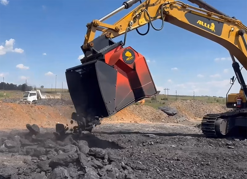 ALLU Bucket removing waste rock