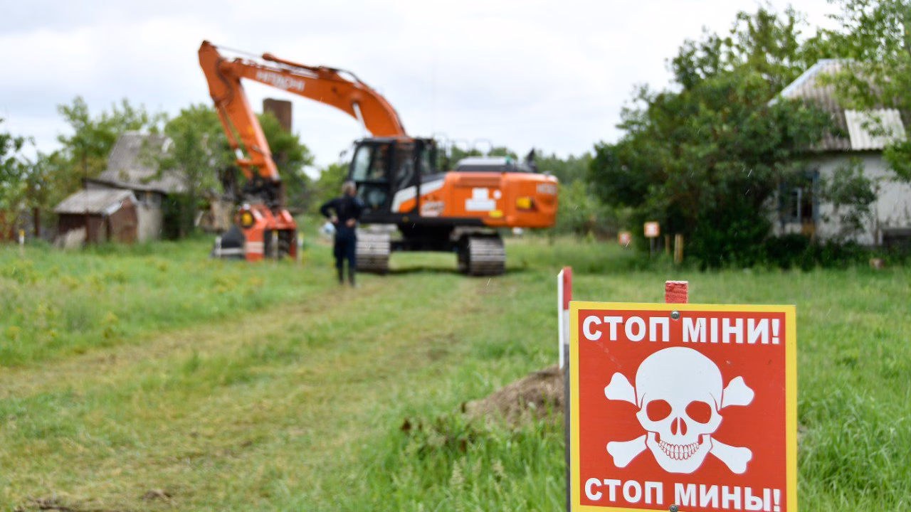 The HALO Trust uses ALLU screening buckets to improve mechanized demining operations in Ukraine.