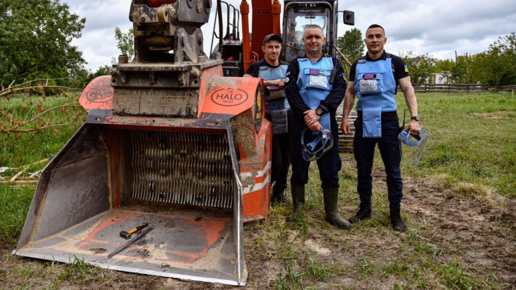 The HALO Trust uses ALLU screening buckets to improve mechanized demining operations in Ukraine.