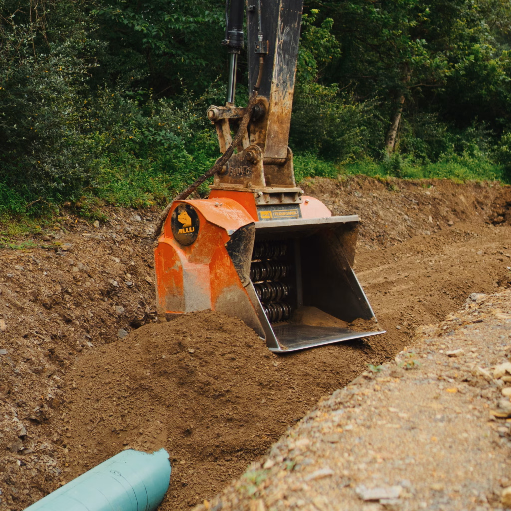 ALLU Screening Bucket on a Pipeline project compacting padding.